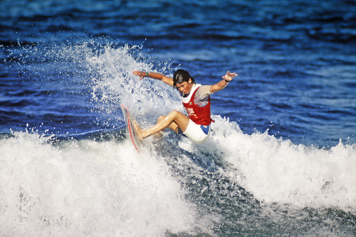Photo of Pauline Menczer surfing