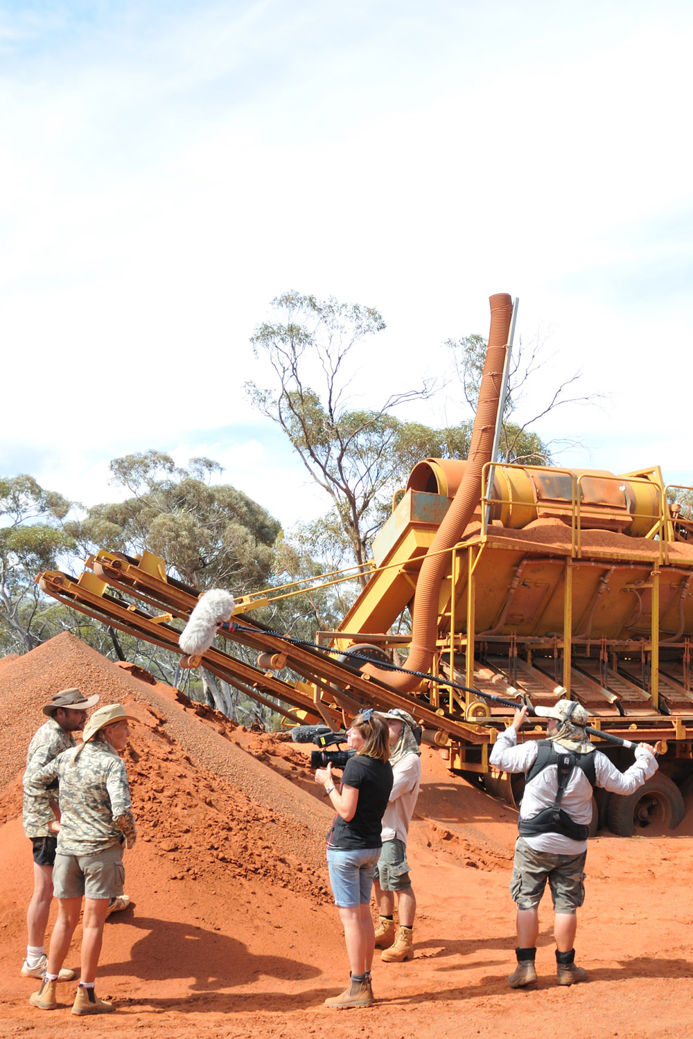 Crew at work on <em>Aussie Gold Hunters</em>