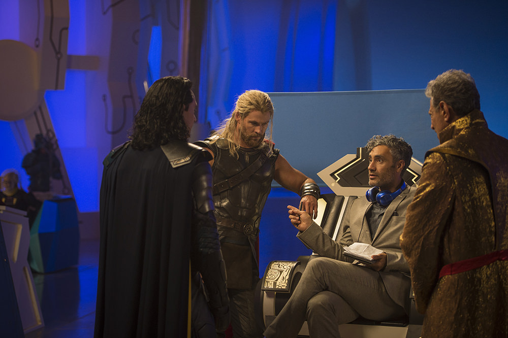Tom Hiddleston, Chris Hemsworth, Taika Waititi and Jeff Goldblum on the <em>Thor: Ragarnarok</em> set / © Marvel Studios