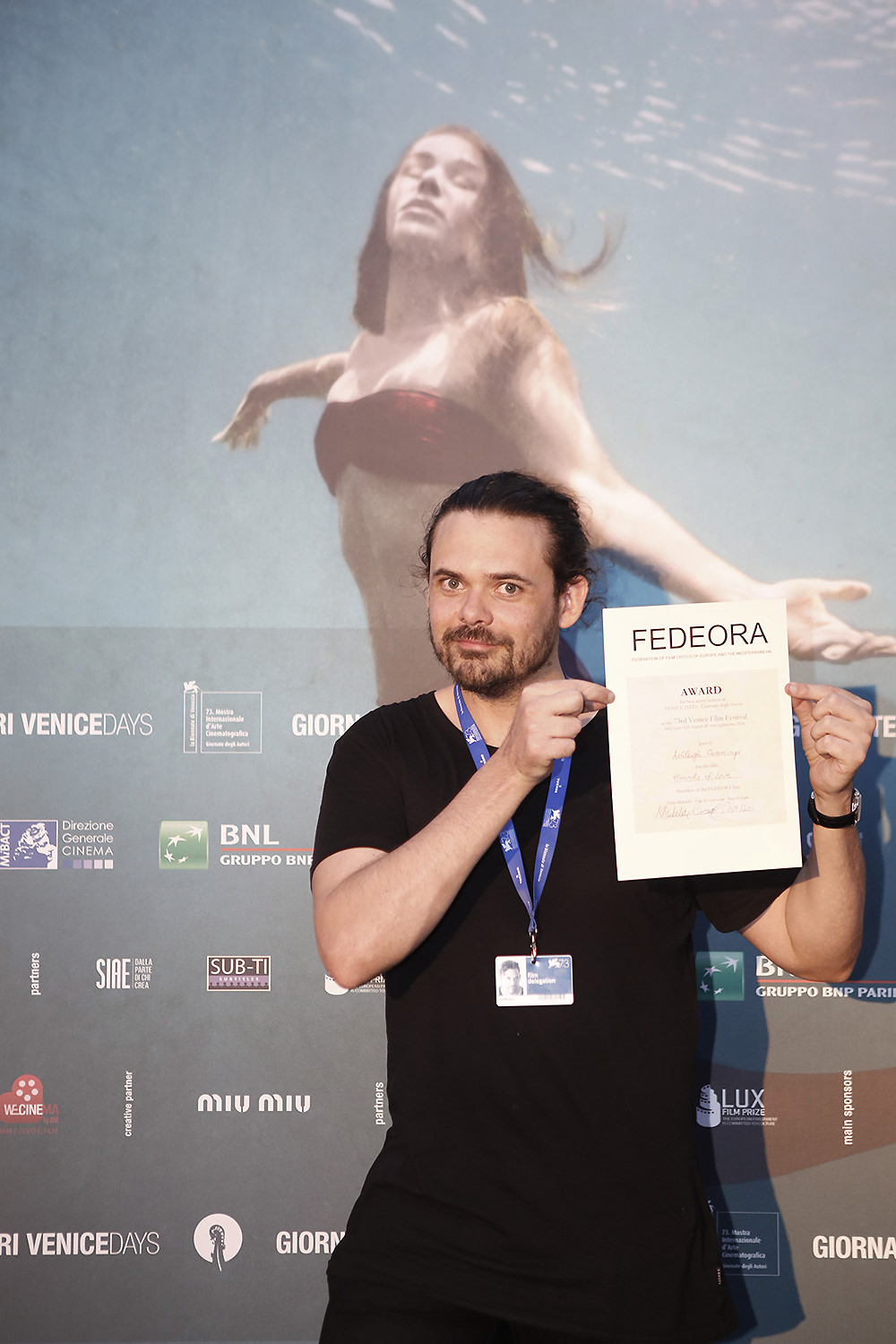 <h6>Director Ben Young</h6><p><em>Hounds of Love</em> director Ben Young accepts Ashleigh Cummings' Best Actress Fedora Award at Venice Days / Venice Days<p>